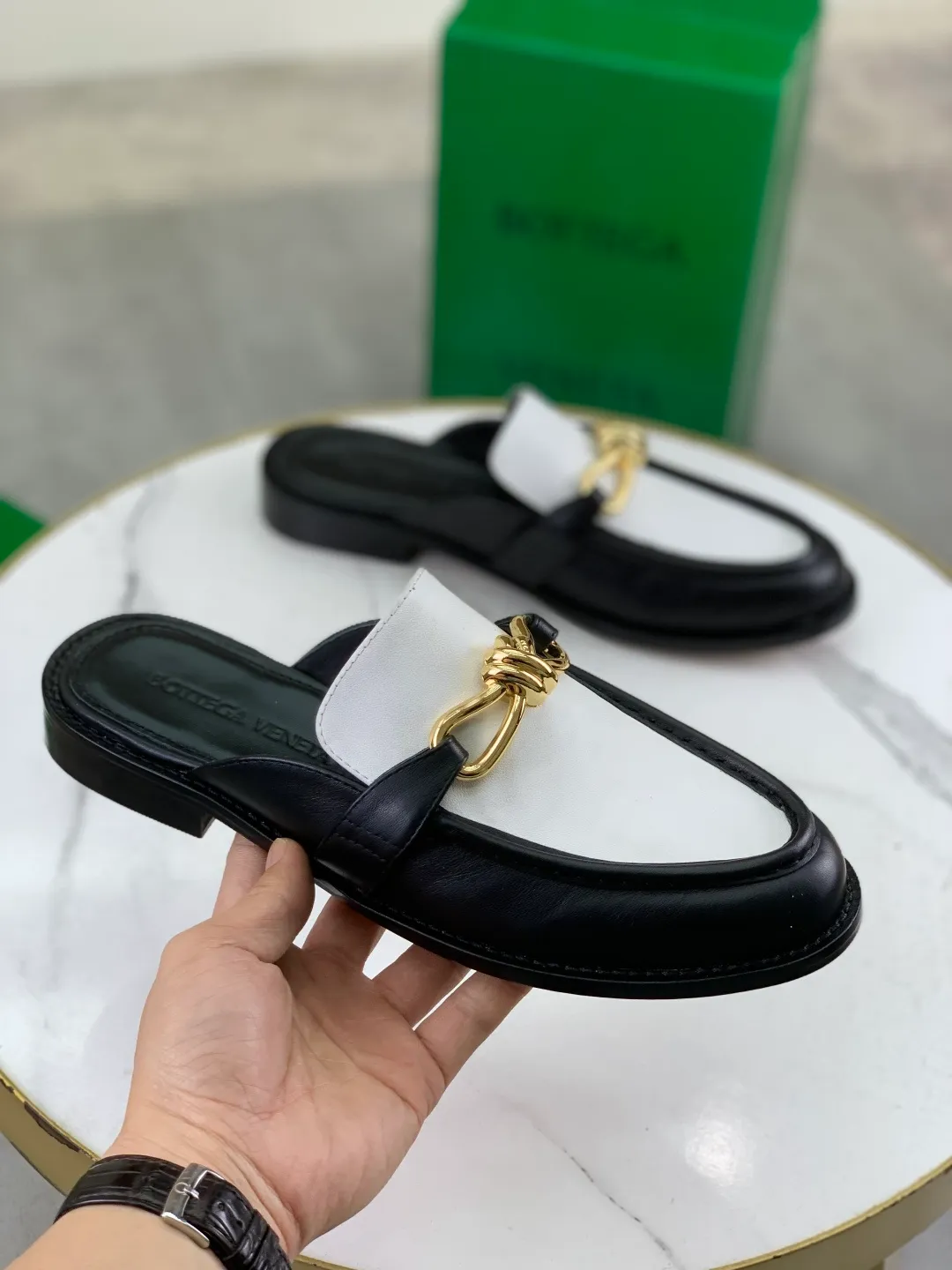 Men's shoes 💰P800 [New model] (genuine leather outsole) water-dyed cow lining 💰High-quality business couple half-slip leather shoes 💎💎💎 BOTTEGA VENETA official website synchronizes the latest top version of BV in the market, accepts material comparison, shoe type comparison, process comparison, practical and textured, versatile and suitable for any occasion, the more you look at it, the more flavorful it becomes. Purely hand-knitted craftsmanship - Upper material, calfskin imported from Italy 🇮🇹 - High-quality water-dyed cowhide lining - Original private model customized leather outsole -Size: Female 35-39 (40 ordered) Male 39-44 (38 45 can be customized) Color: Multiple colors available